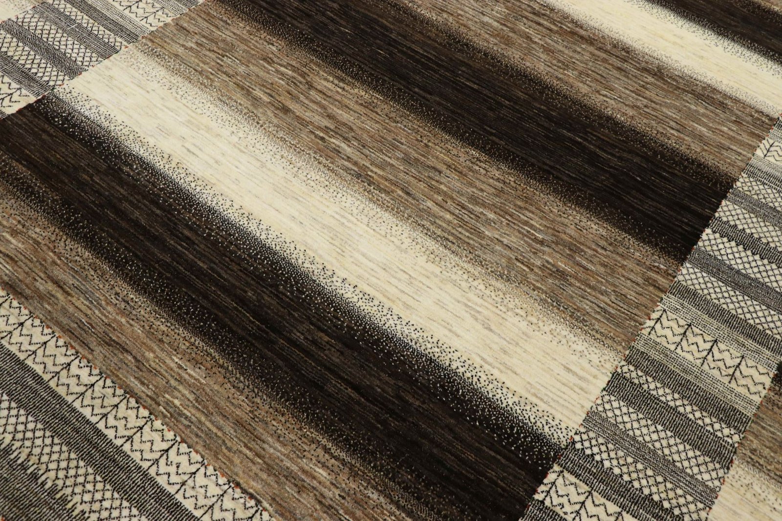 Lori Baseri 323 x 227 - Image 4