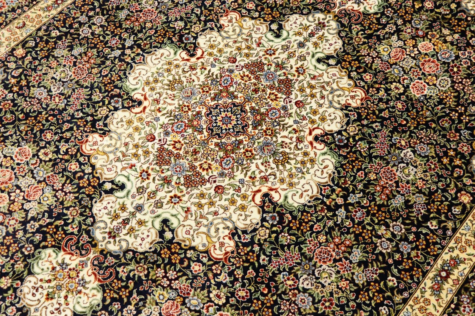 Hereke silk 253x155 - Image 4