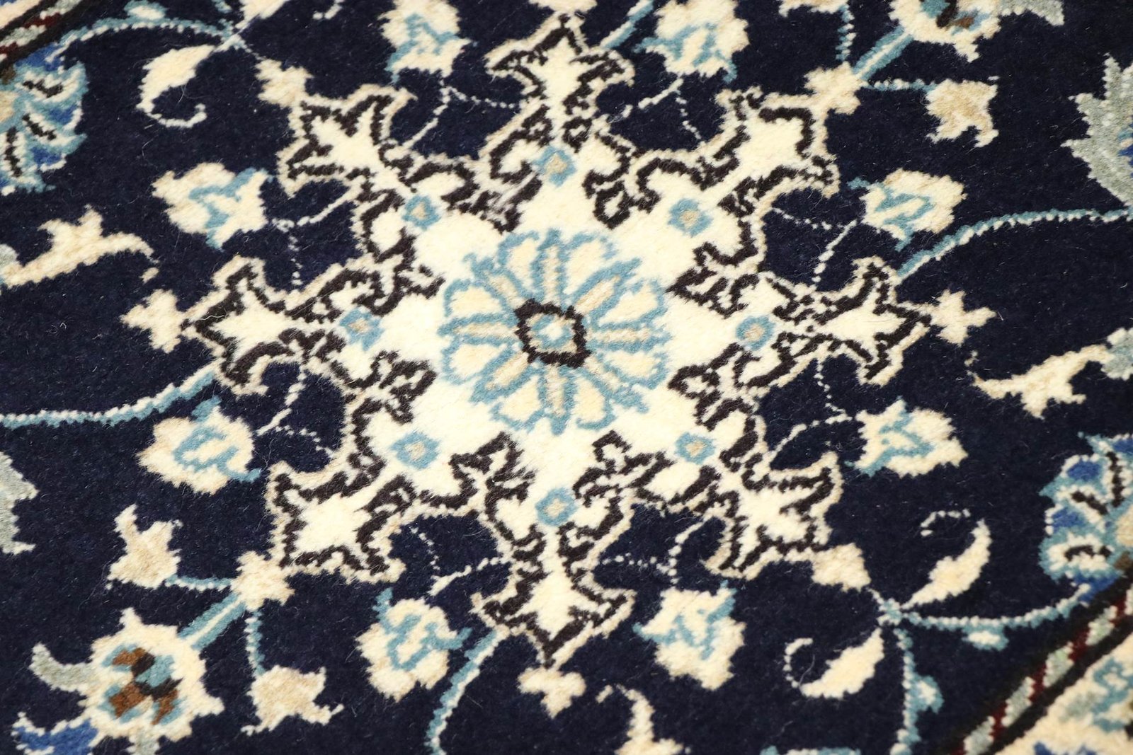 Nain Kashmar 84x60 - Image 4