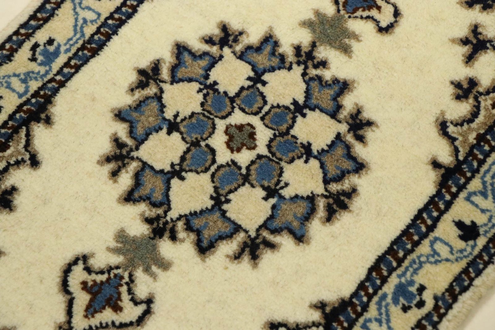 Nain Kashmar 62x40 - Image 4